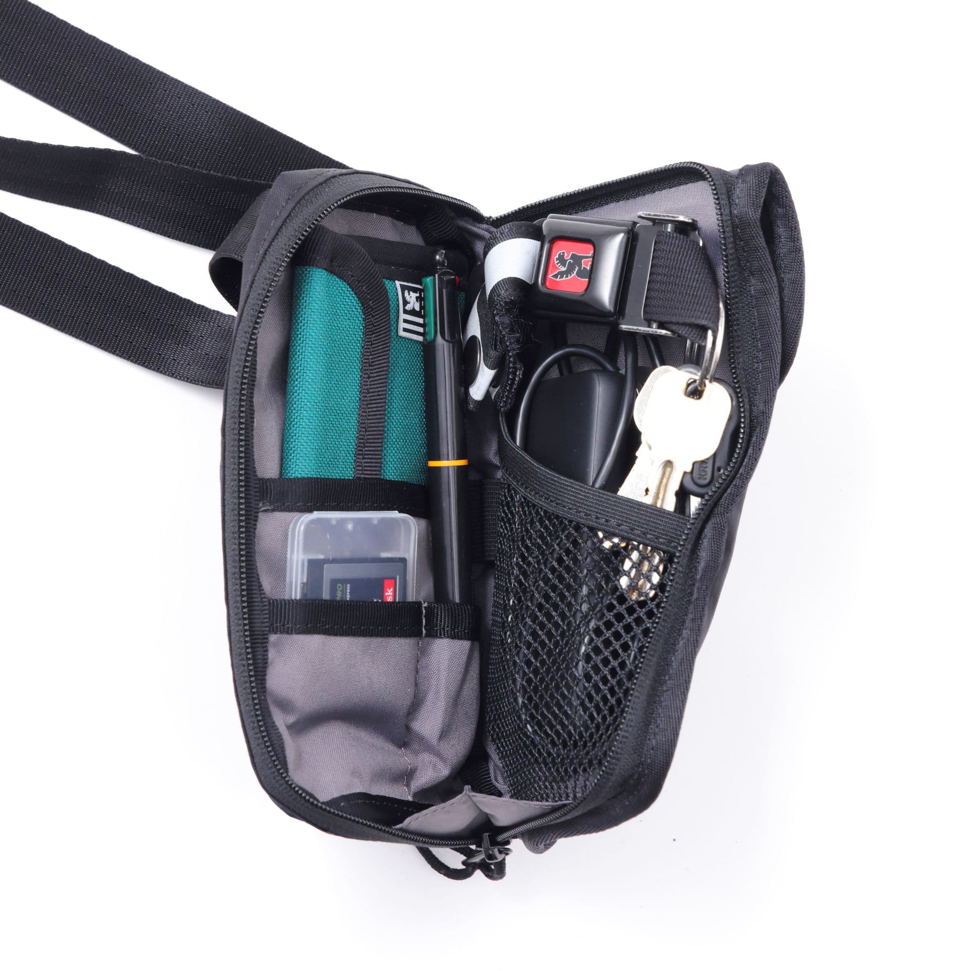 chrome-industries-travel-tech-pouch-pochette-portaoggetti-compatta-per-cavi-docu image 3
